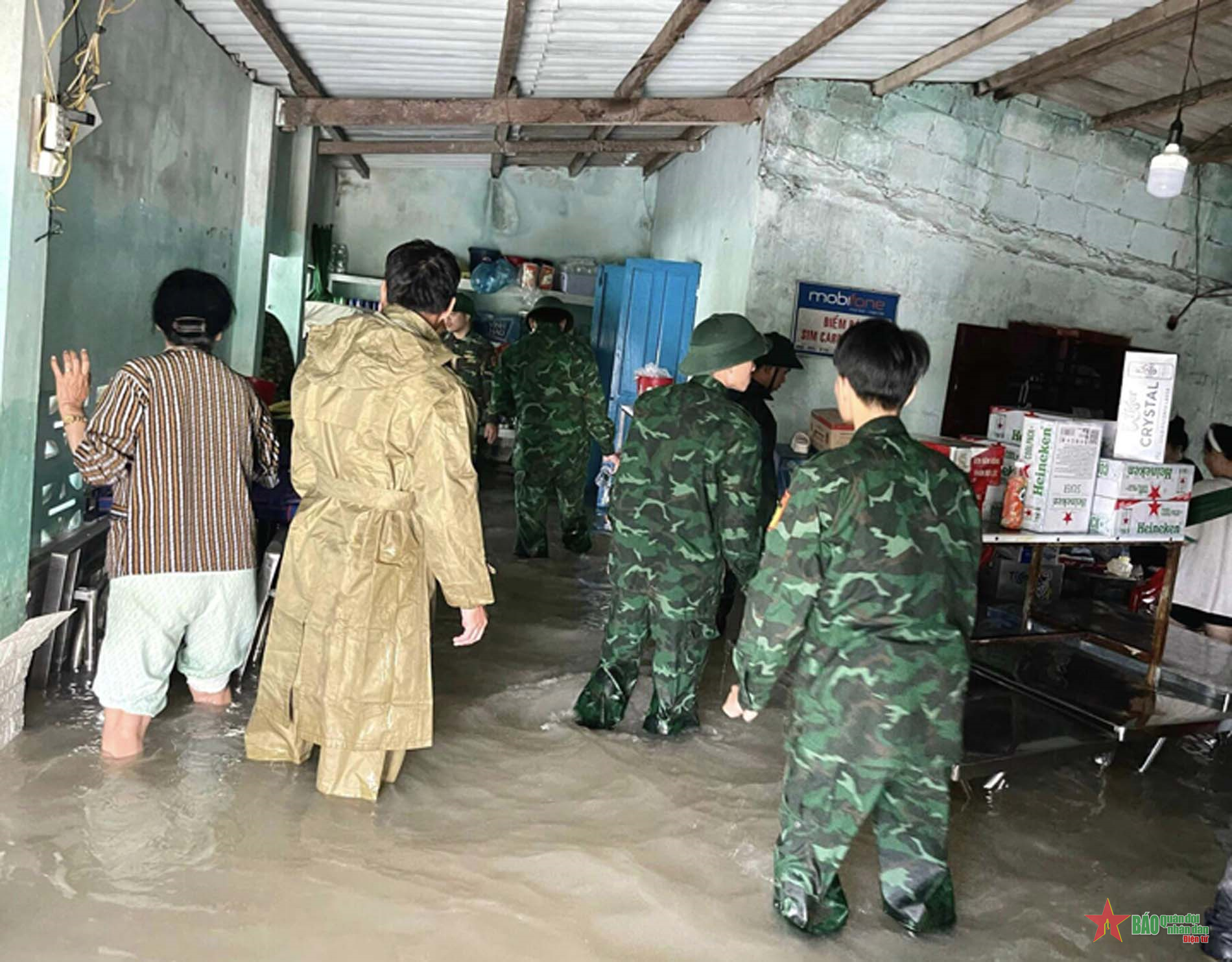 Lực lượng vũ trang huyện đảo Phú Quý: Hơn 100 cán bộ, chiến sĩ giúp dân khắc phục hậu quả thiên tai